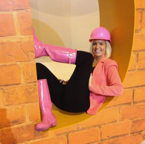 Pink Construction Hat: Safety and Style on the Construction Site插图2