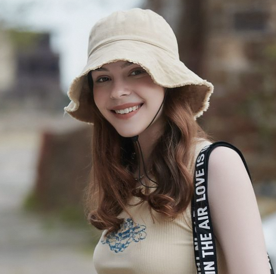 Bucket hats, also known as bucket hats or fisherman's hats, are a popular fashion accessory known for their distinctive round-brimmed, wide-brimmed design.