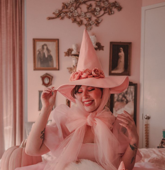 DIY Witch Hat: Add Personality to Your Halloween Costume插图1