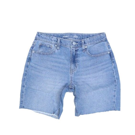 Stay on trend with Bermuda Jean Shorts – the perfect blend of style and comfort. Classic denim meets longer length for a flattering fit, ideal for casual outings or dressed-up summer looks.