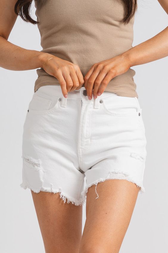 White Shorts: Your Summer Style Staple插图2