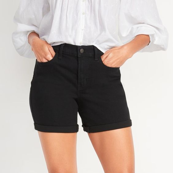 Styling black shorts outfits.