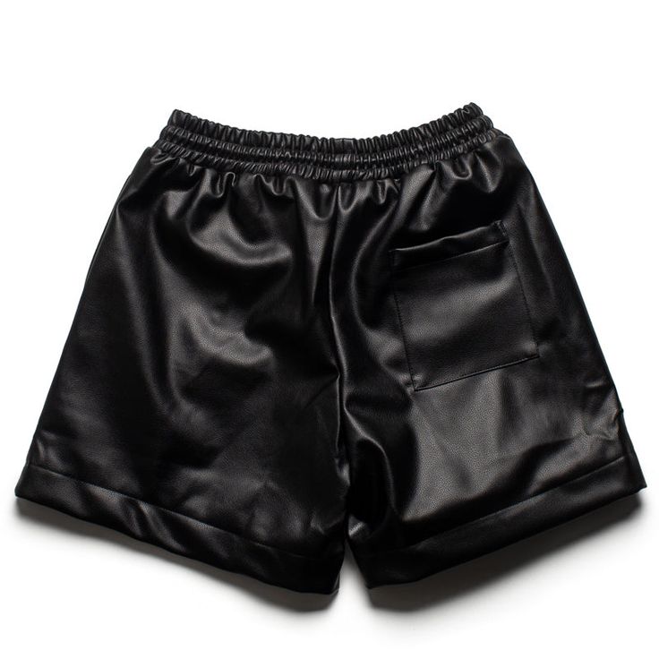 Mastering the Edgy Chic: What to Wear with Leather Shorts插图4