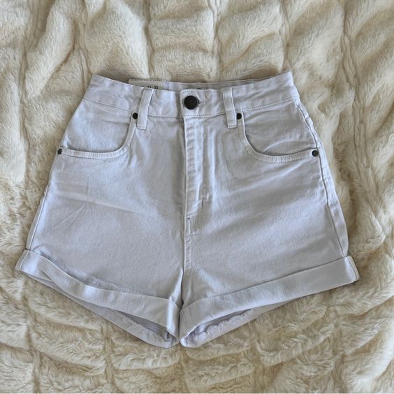 White Shorts: Your Summer Style Staple插图1