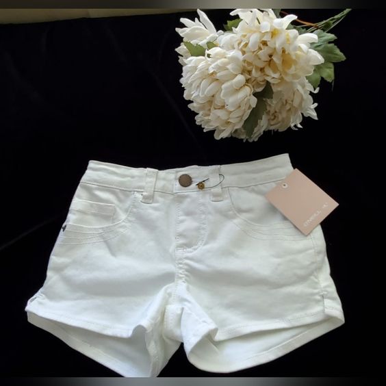 White Shorts: Your Summer Style Staple插图4