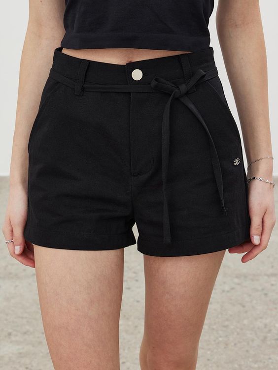 What to Wear with Black Shorts This Summer插图2