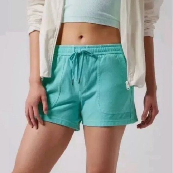 Tips and tricks to style pleated shorts for every body type.