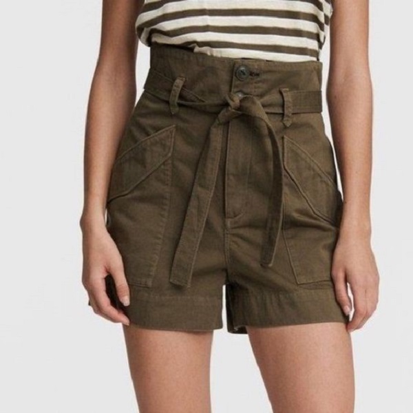 Practical multi-pocket shorts