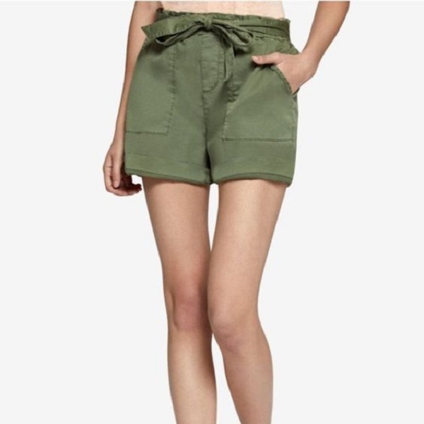 Practical multi-pocket shorts