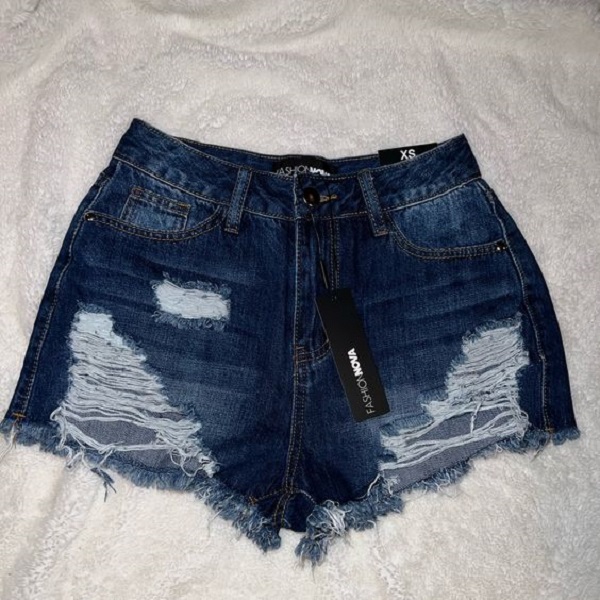 Denim shorts outfits.