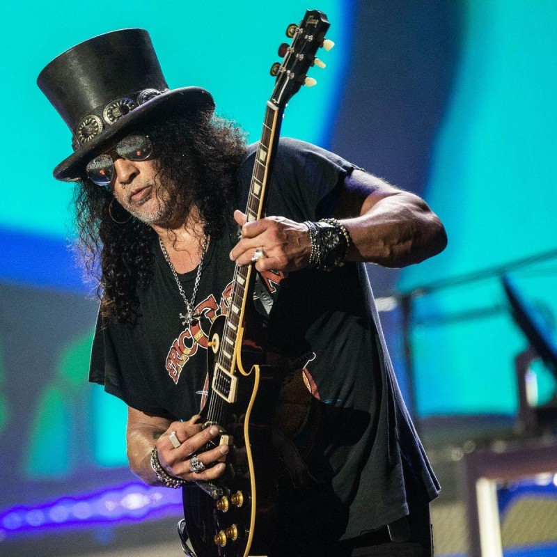 why does slash wear a top hat