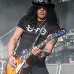 why does slash wear a top hat